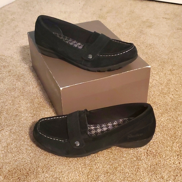 Skechers Shoes - ⭐4 for $25⭐ Sketchers suede shoes